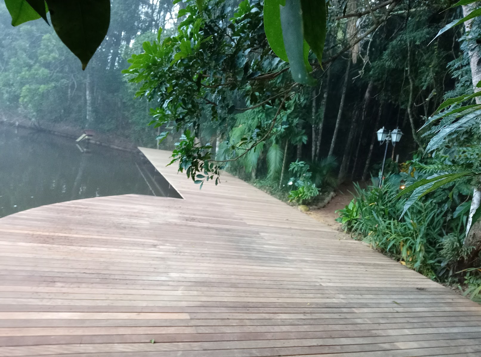 Deck de madeira em área externa junto ao lago
