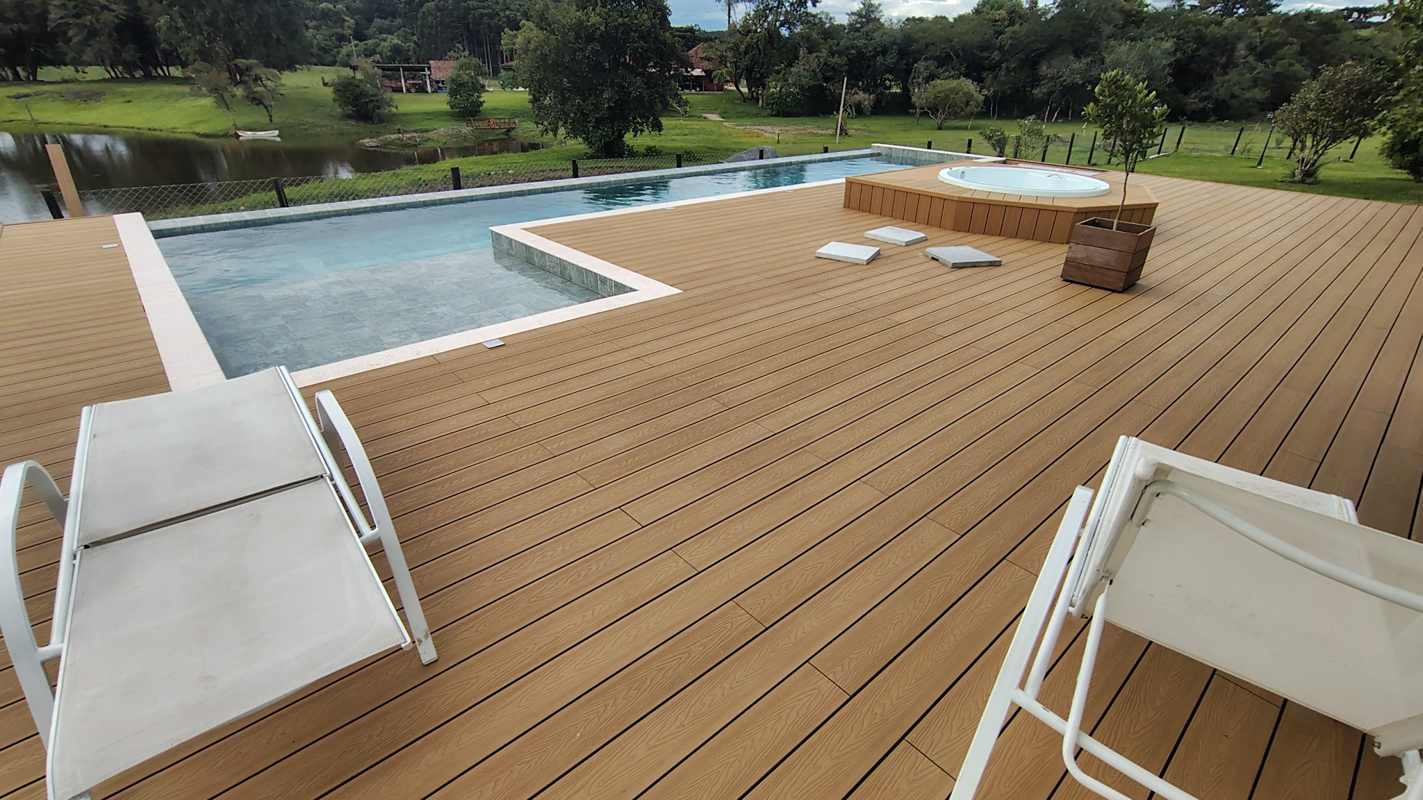 Deck em WPC com piscina e jacuzzi