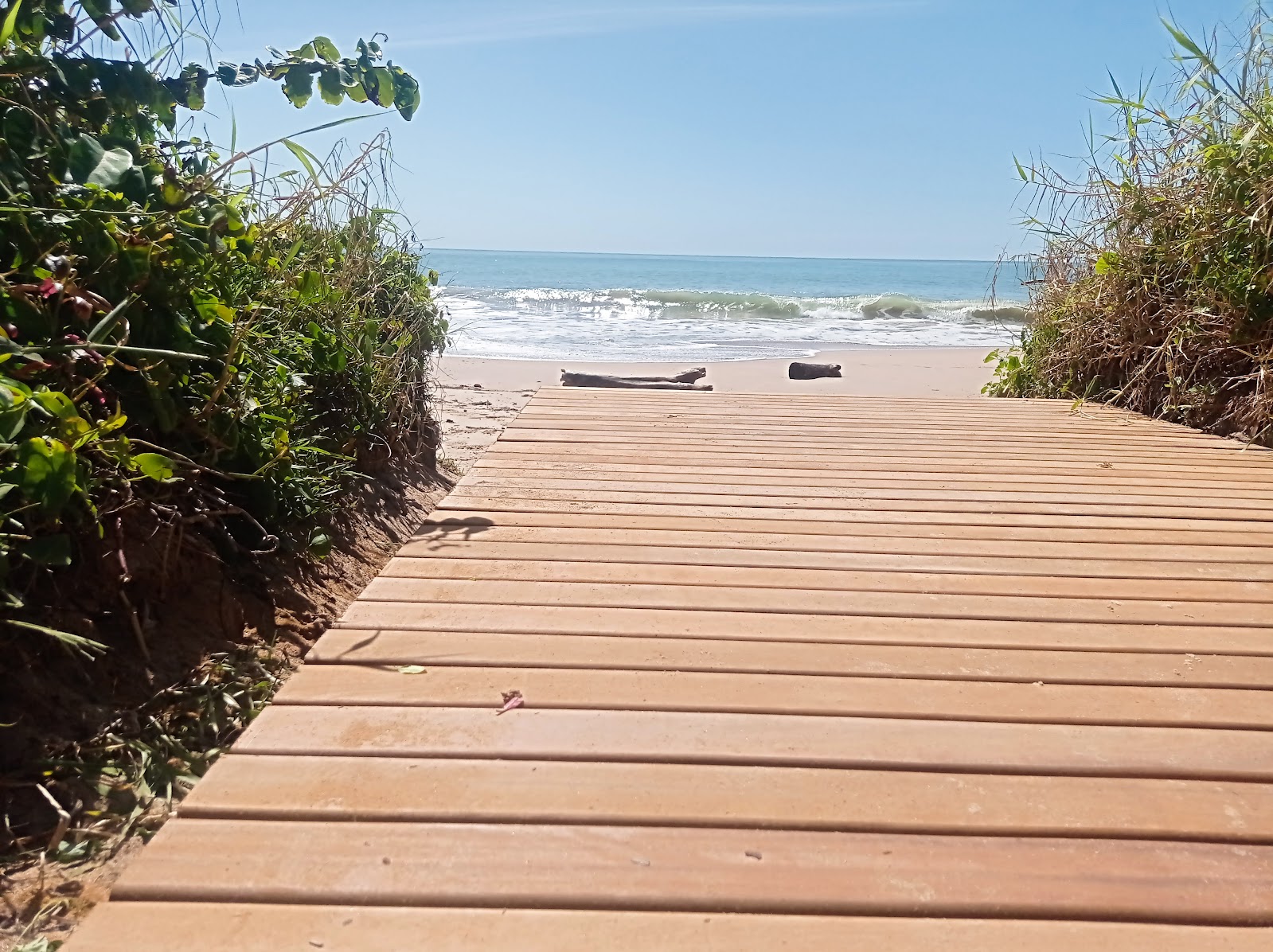 Deck de madeira maciça em acesso para a praia